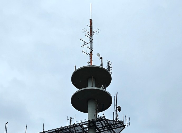 Gesamtansicht der Antennenanlage am Fernmeldegebäude Konstanz (Foto: RadioBlog.eu)
