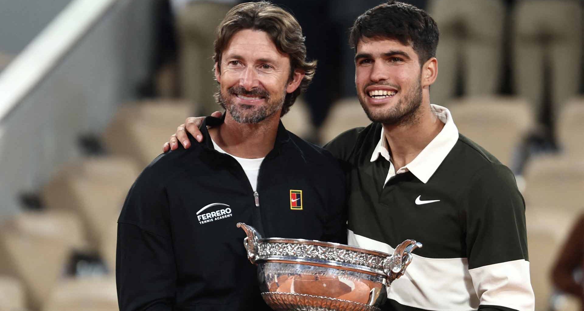 Juan Carlos Ferrero y Carlos Alcaraz celebran el triunfo en Roland Garros.
