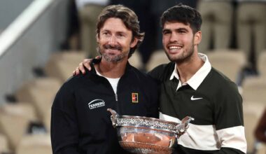 Juan Carlos Ferrero y Carlos Alcaraz celebran el triunfo en Roland Garros.