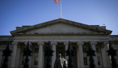 Traders Reel In Fed Cut Bets as Strong Job Data Drags on Bonds