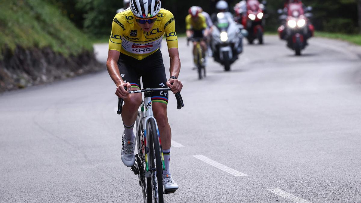 Oppermachtige Tadej Pogacar voert bisnummer op in koninginnenrit van Dauphiné