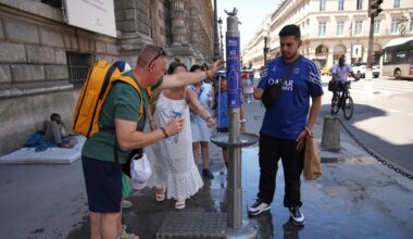 Paris: Während einer Hitzewelle nutzen Menschen einen Straßenbrunnen zur Abkühlung.