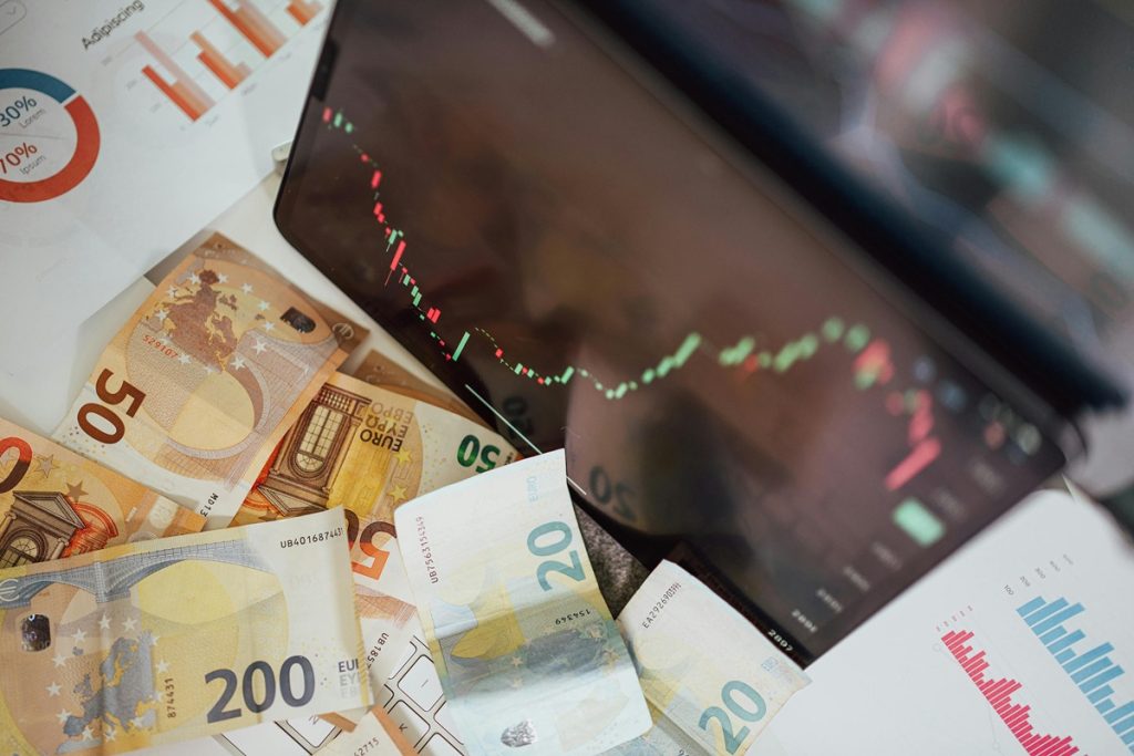 European Stocks Sink: DAX Leads Losses, FTSE 100 Follows on BOE Rate and Growth Fears