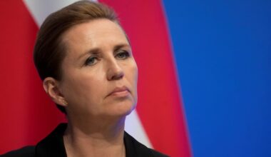 Mette Frederiksen beder oppositionen holde igen