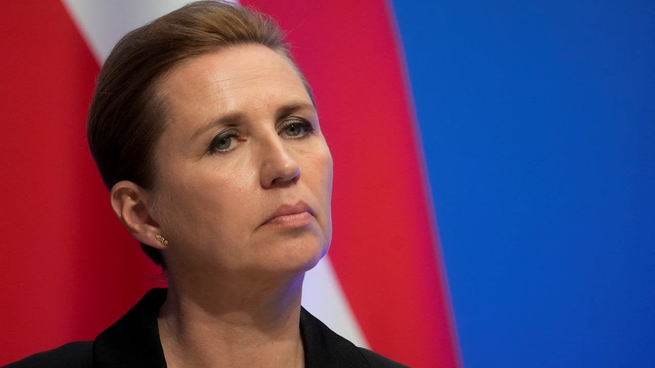 Mette Frederiksen beder oppositionen holde igen