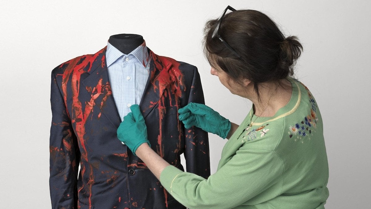 Anders Foghs rødmalede jakkesæt kommer på Nationalmuseet