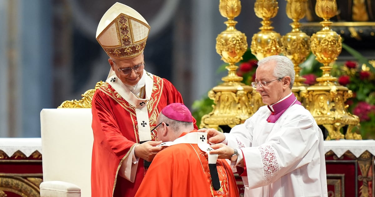 Boston Archbishop Henning receives pallium from Pope Leo XIV inside the Vatican – Boston 25 News