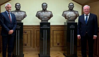 Zase si bol po noty: Tibor Gašpar zo Smeru bol znovu na ruskej ambasáde, veľvyslanec Igor Bratčikov hostil podpredsedu parlamentu už tretíkrát za necelé dva mesiace. Tentokrát prišiel pri príležitosti odhalenia búst sovietskych veliteľov.