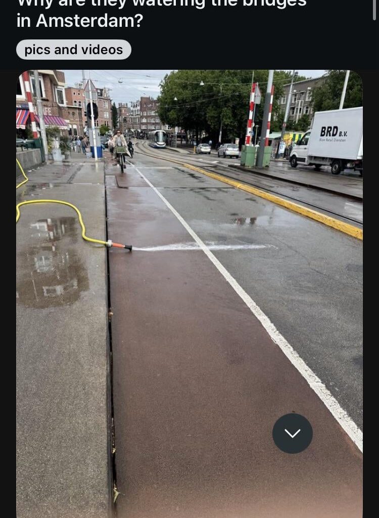 V Amsterdamu chladí mosty. Asi mají strach, aby se jim v tom teple neroztáhly o 17 metrů