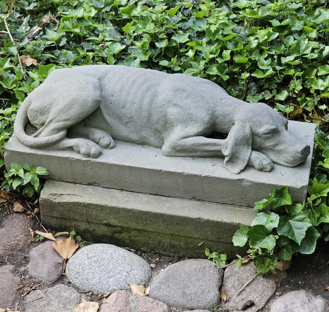 Hi, I'm a tourist in Warsaw, I was wondering what this hidden away statue commemorates? I can't make out the writing. It was in the Palace on the Isle gardens very out of the way.
