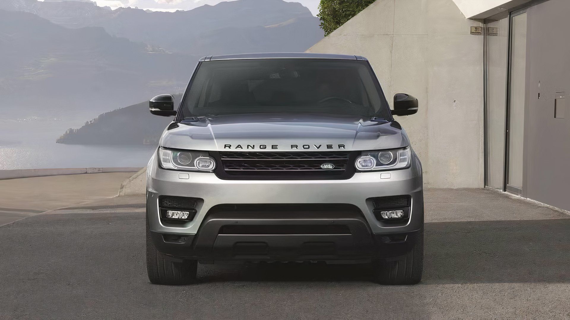 2015 Land Rover Range Rover Sport in silver parked
