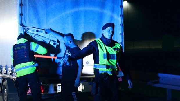 Celníkům a policistům musí řidiči ukázat celý zavazadlový prostor