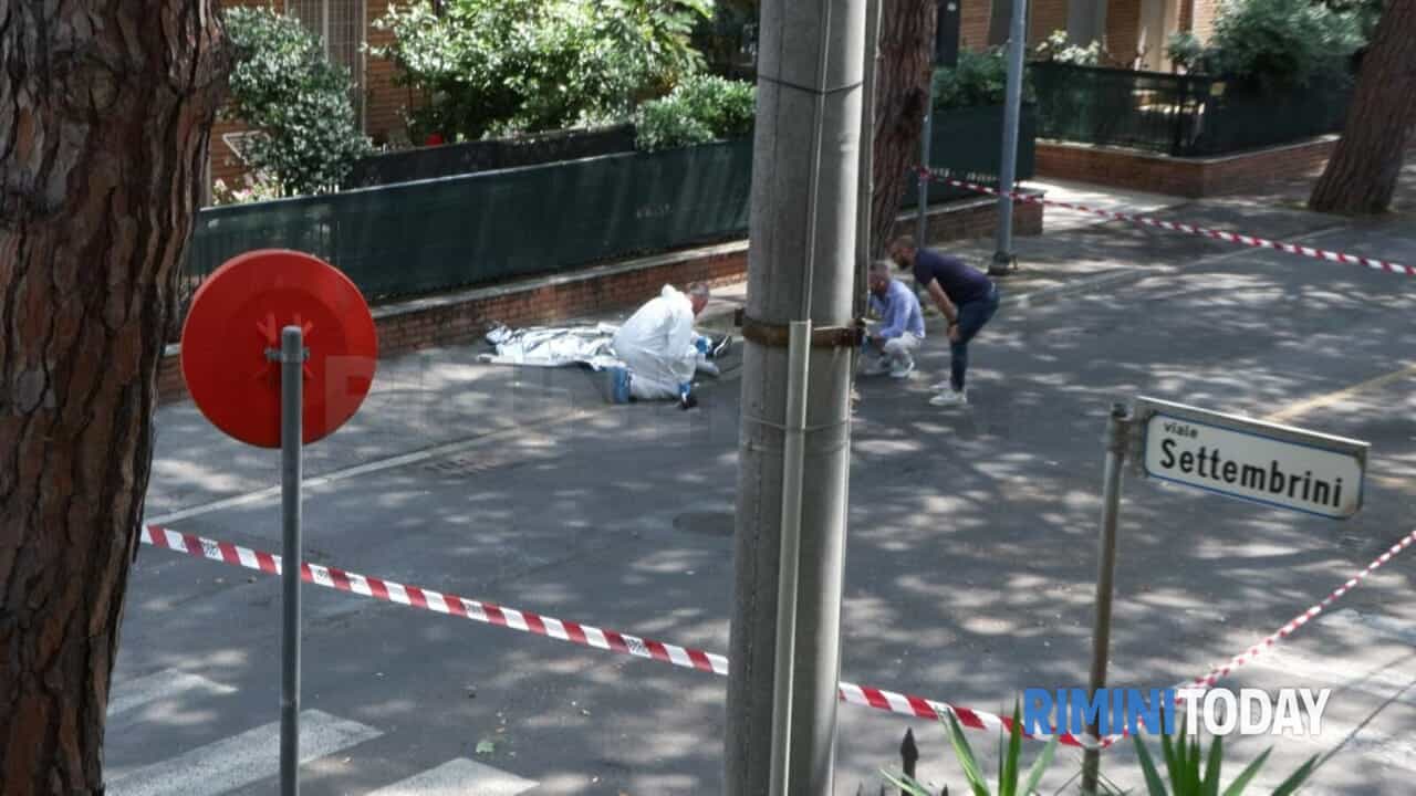 Travolge una donna con l'auto uccidendola sul colpo e scappa, caccia al pirata della strada
