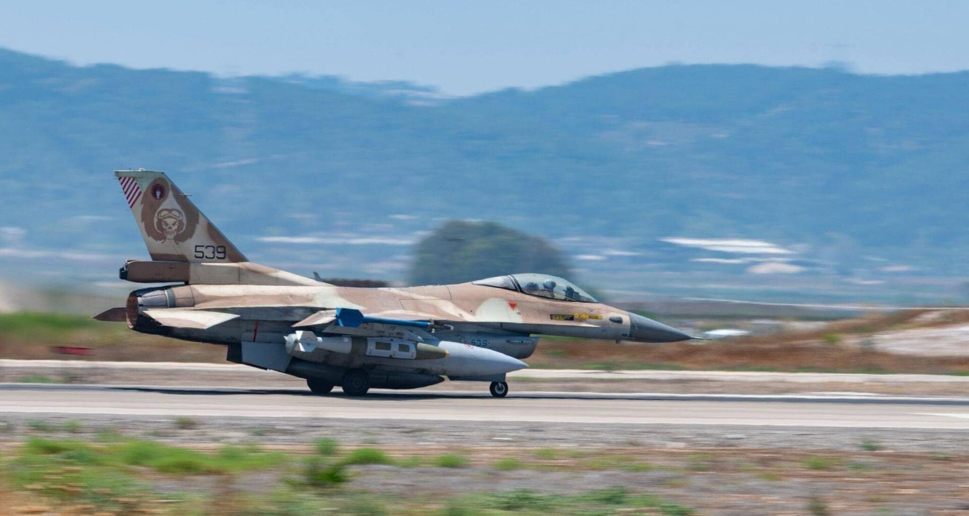 Ein Kampfjet der israelischen Armee während des Starts