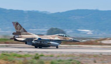 Ein Kampfjet der israelischen Armee während des Starts