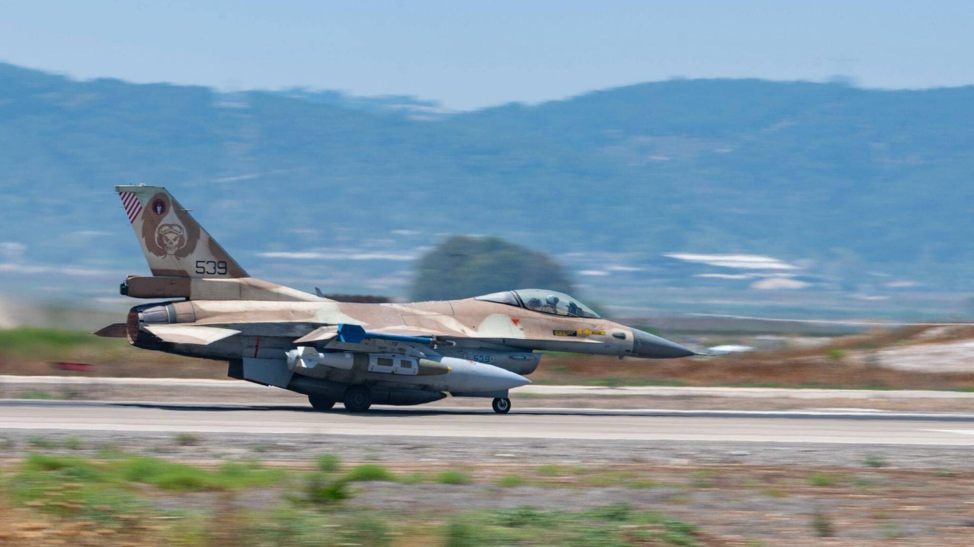 Ein Kampfjet der israelischen Armee während des Starts