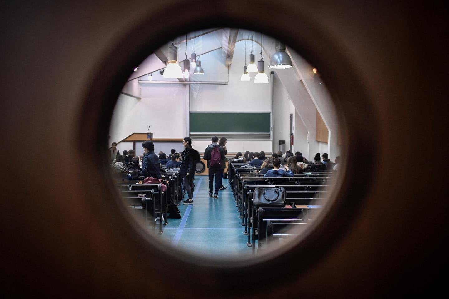 Peu d’offres d’emploi, salaires moins élevés : la déception des diplômés en sciences humaines et sociales