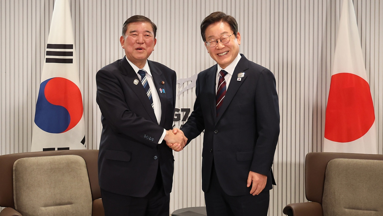 Japans Ministerpräsident Shigeru Ishiba (links) und Südkoreas Präsident Lee Jae-myung beim G-7-Treffen in Kanada