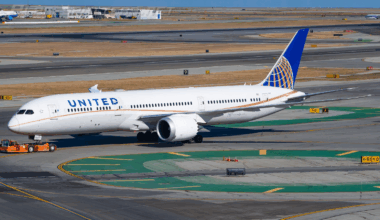 United Airlines Boeing 787, N27957