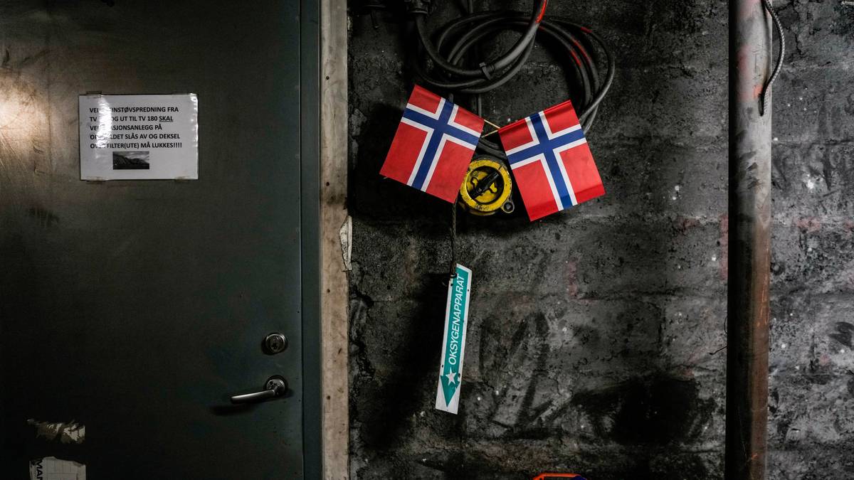 en dør med et skilt på