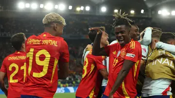 Los jugadores de España celebran un gol ante Francia