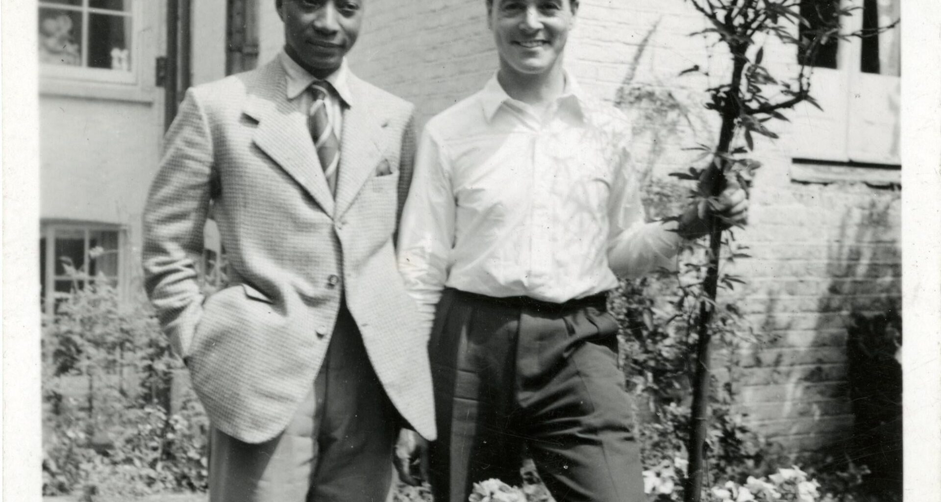 Two absolutely remarkable London residents of the 20th Century. Muteesa II, King of Buganda, pictured here with Oliver Messel in his garden in Pelham Place - London. 1950s.