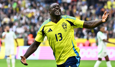Glad fotbollsspelare jublar.