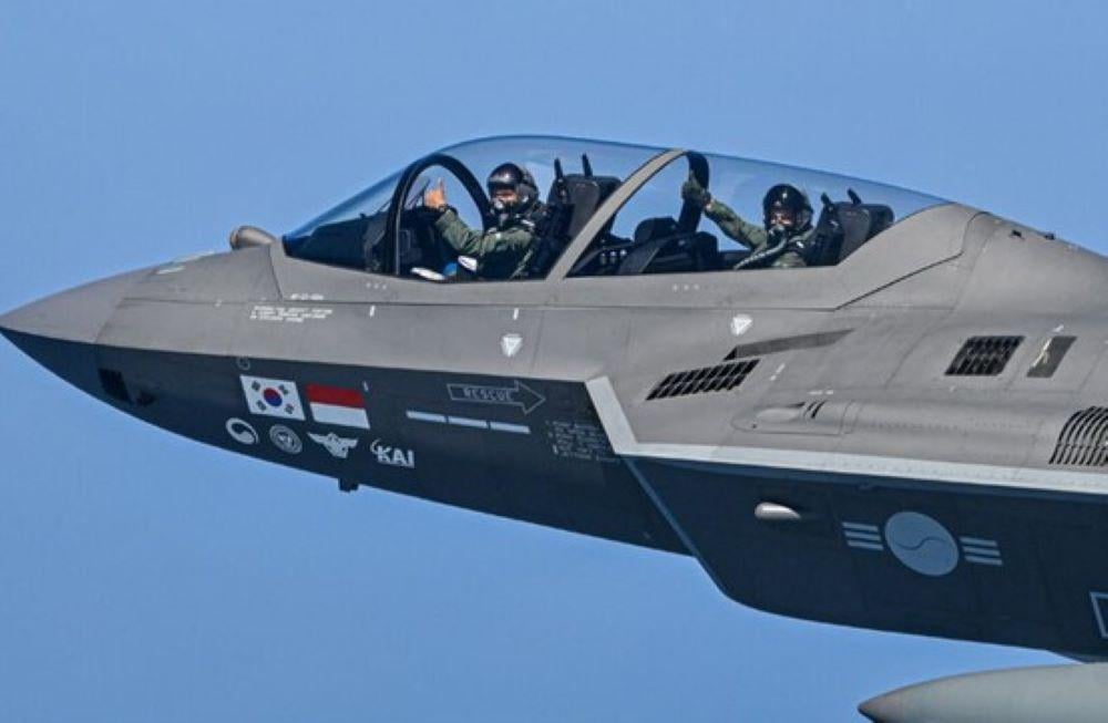 Polish air chief Ireneusz Nowak (rear) in KF-21 Photo credit: ROKAF