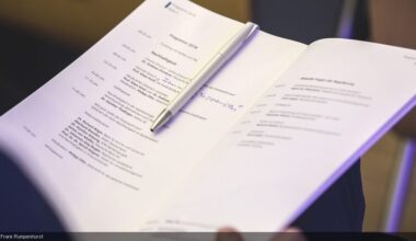 A person holding a program booklet with a pen in his hands ©Frank Rumpenhorst
