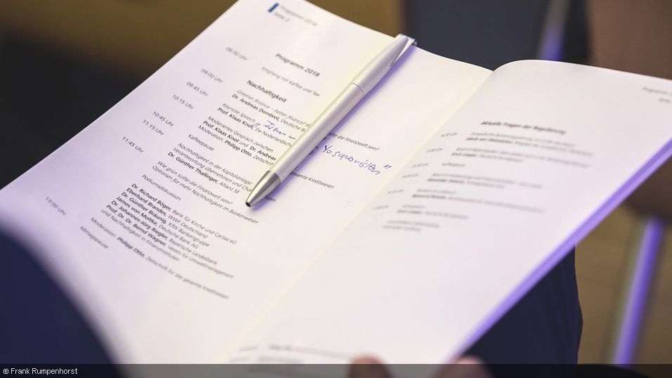 A person holding a program booklet with a pen in his hands ©Frank Rumpenhorst