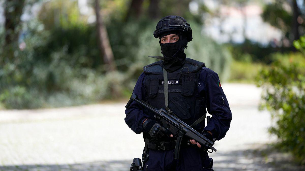 Le Portugal arrête six personnes liées à un groupe d'extrême droite et saisit une cache d'explosifs et d'armes