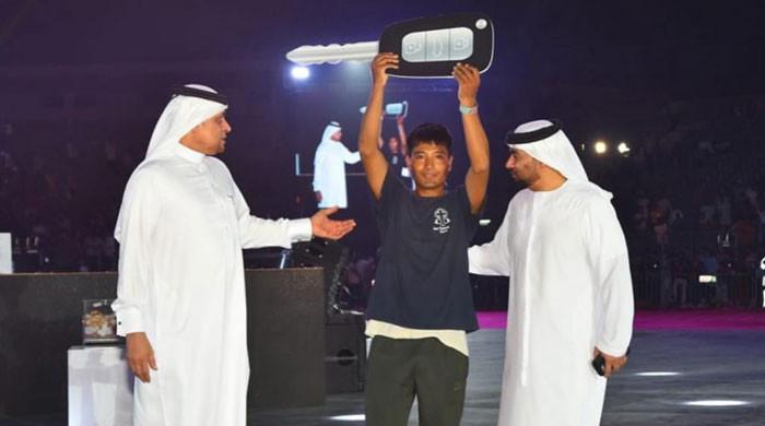 Pakistani, Indian workers celebrate with cars and gold in Dubai