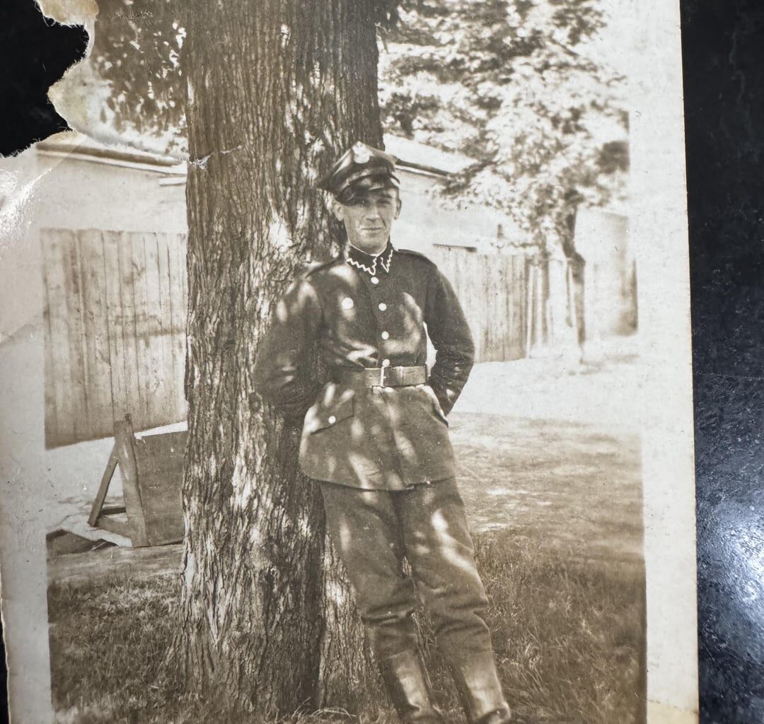 Help in identifying more information about this WWII photo from my grandmother