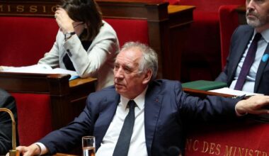 L’Assemblée nationale repousse largement une motion de censure insoumise contre François Bayrou