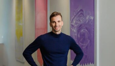 Flüggers topchef [34-årige Sune Schnack] har fået sin privatadresse ransaget i sag om muligt sanktionsbrud [mod Rusland]