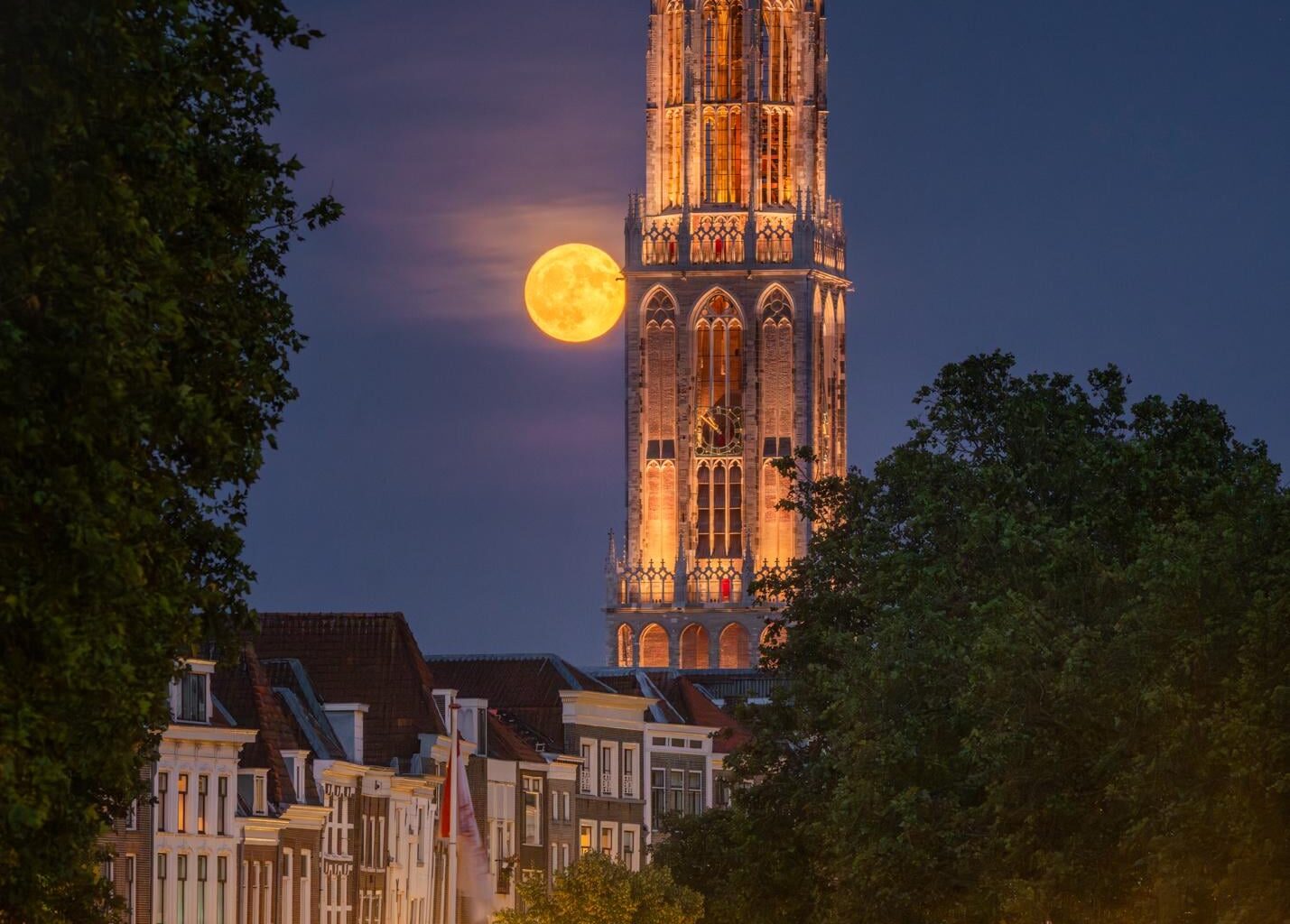 Volle maan naast de Domtoren gisteravond