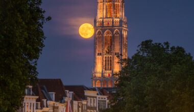 Volle maan naast de Domtoren gisteravond