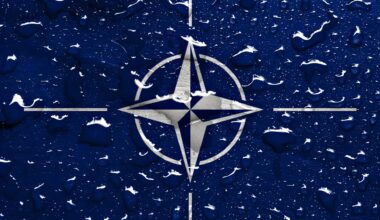 Regentropfen sind auf dem NATO-Logo zu sehen.