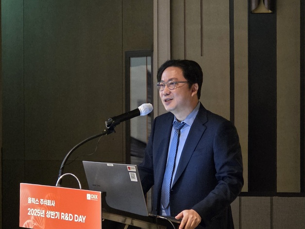 Olyx CEO Lee Dong-ki gives a description of the main pipeline at the "R&D Day for the First Half of the Year 2025" in late May. News1