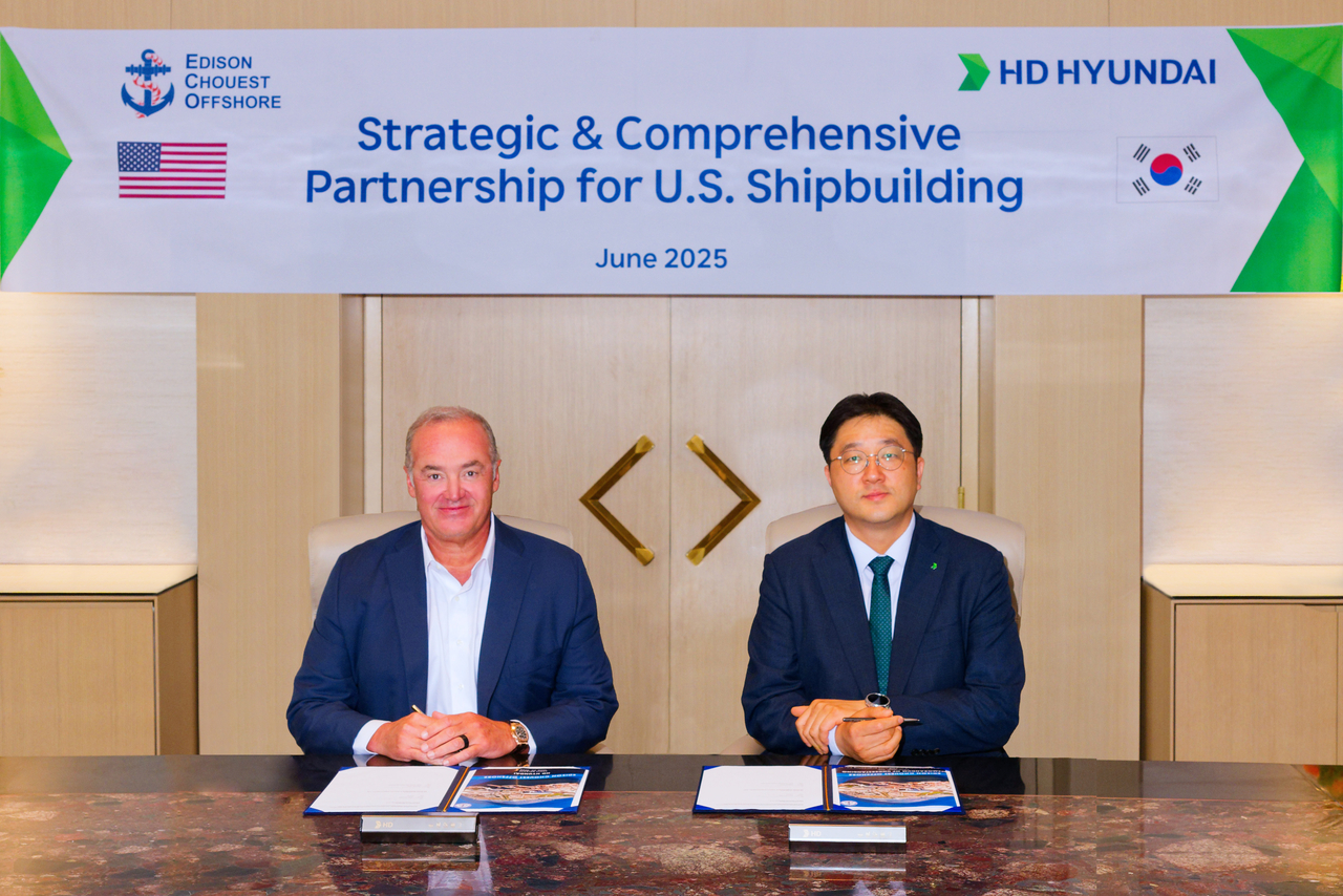 Choi Han-nae, head of the Corporate Planning Division at HD Korea Shipbuilding & Offshore Engineering (right), and Dino Chouest, CEO of ECO pose for a photo at the signing ceremony at ECO's headquarters in New Orleans, Louisiana, Thursday. (HD Hyundai)