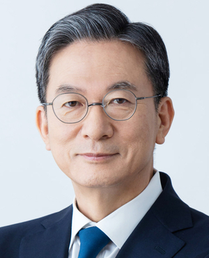 Lee’s longtime aide, political heavyweight tapped as justice minister