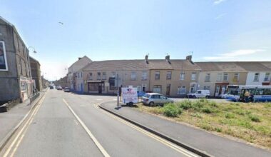 Bomb squad descends on Llanelli street as homes evacuated and roads closed