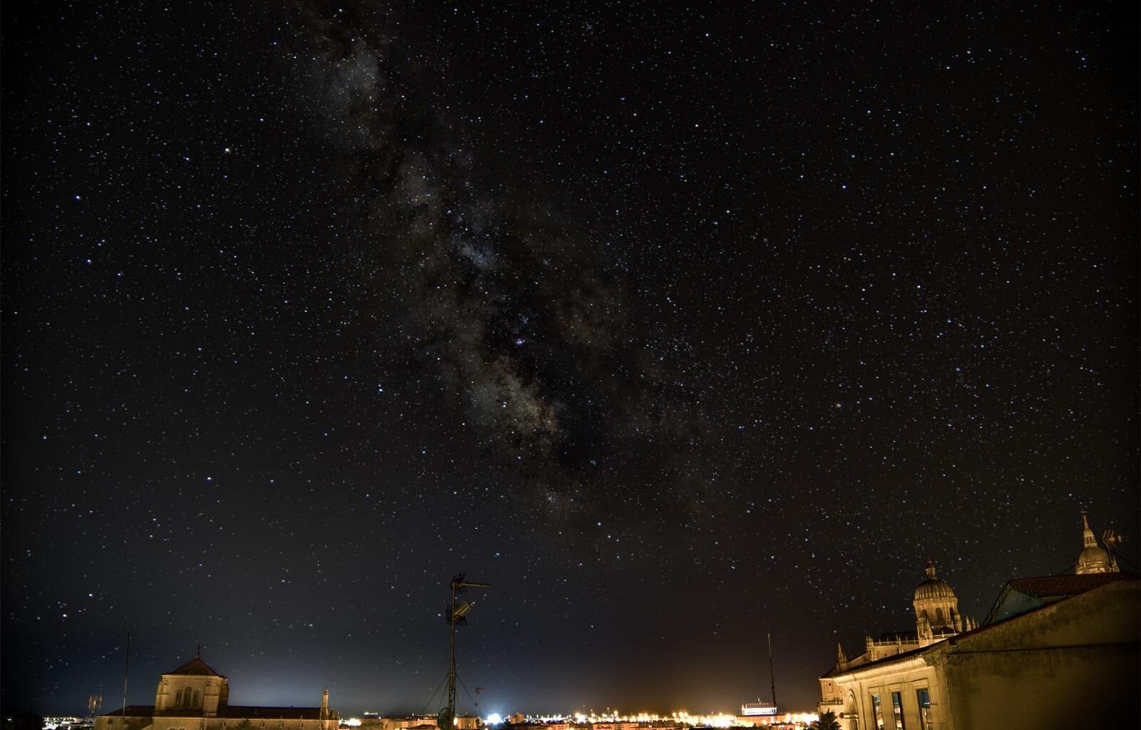 "La nube del Milky Way arriba Salamanca": una fotografía que hice anoche