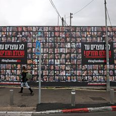 Les portraits des otages israéliens enlevés le 7 octobre 2023 par le Hamas, à Jérusalem. 
