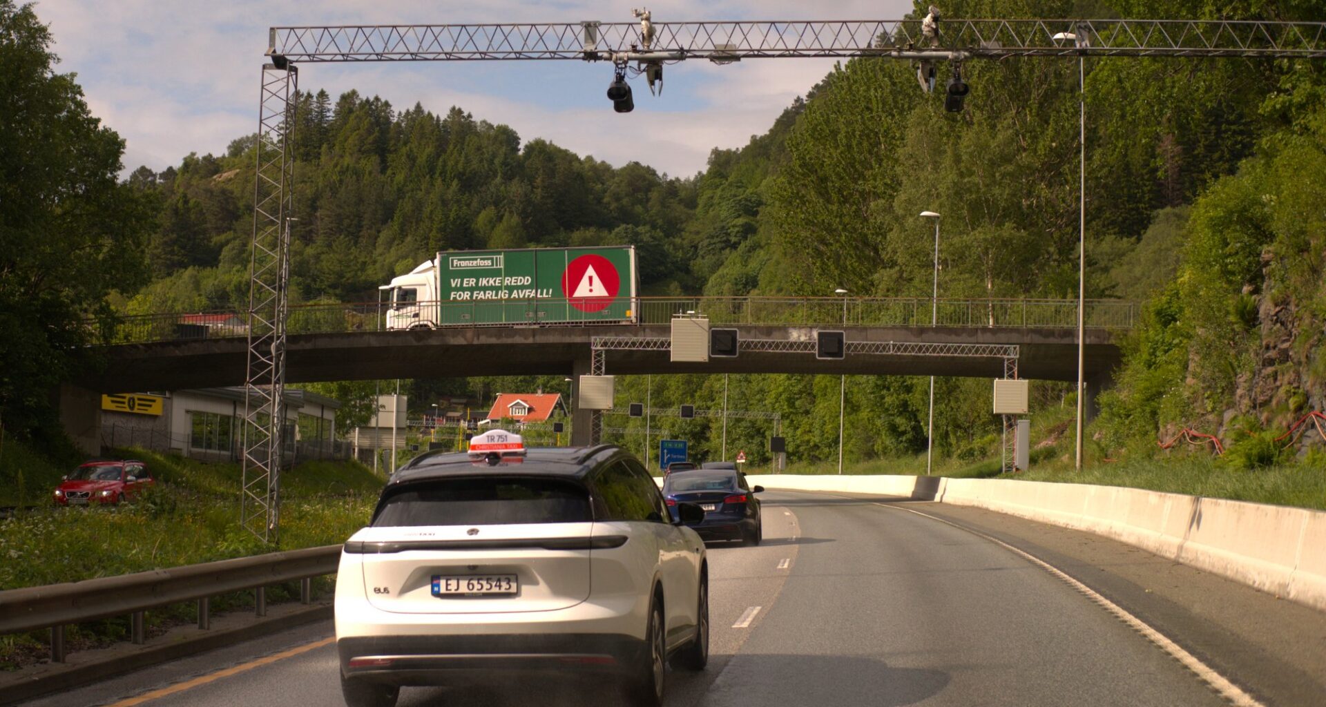 E39, E39 Glaskartunnelen | Parkering av lastebil med reklame for Franzefoss ble fjernet av Statens vegvesen på grunn av forbud mot reklame langs veien og distraksjonsfare for trafikanter