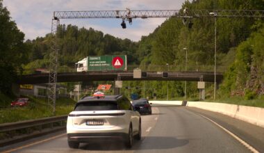 E39, E39 Glaskartunnelen | Parkering av lastebil med reklame for Franzefoss ble fjernet av Statens vegvesen på grunn av forbud mot reklame langs veien og distraksjonsfare for trafikanter