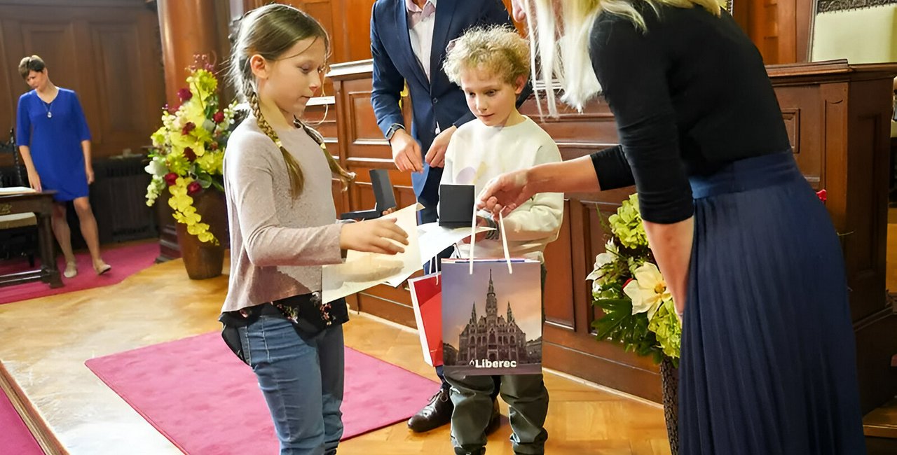 While adults stood by, 9-year-old Czech girls saved a woman from assault