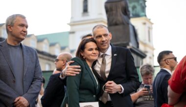 “Let’s stand together!” Sviatlana Tsikhanouskaya and Siarhei Tsikhanouski spoke at a solidarity rally in Warsaw
