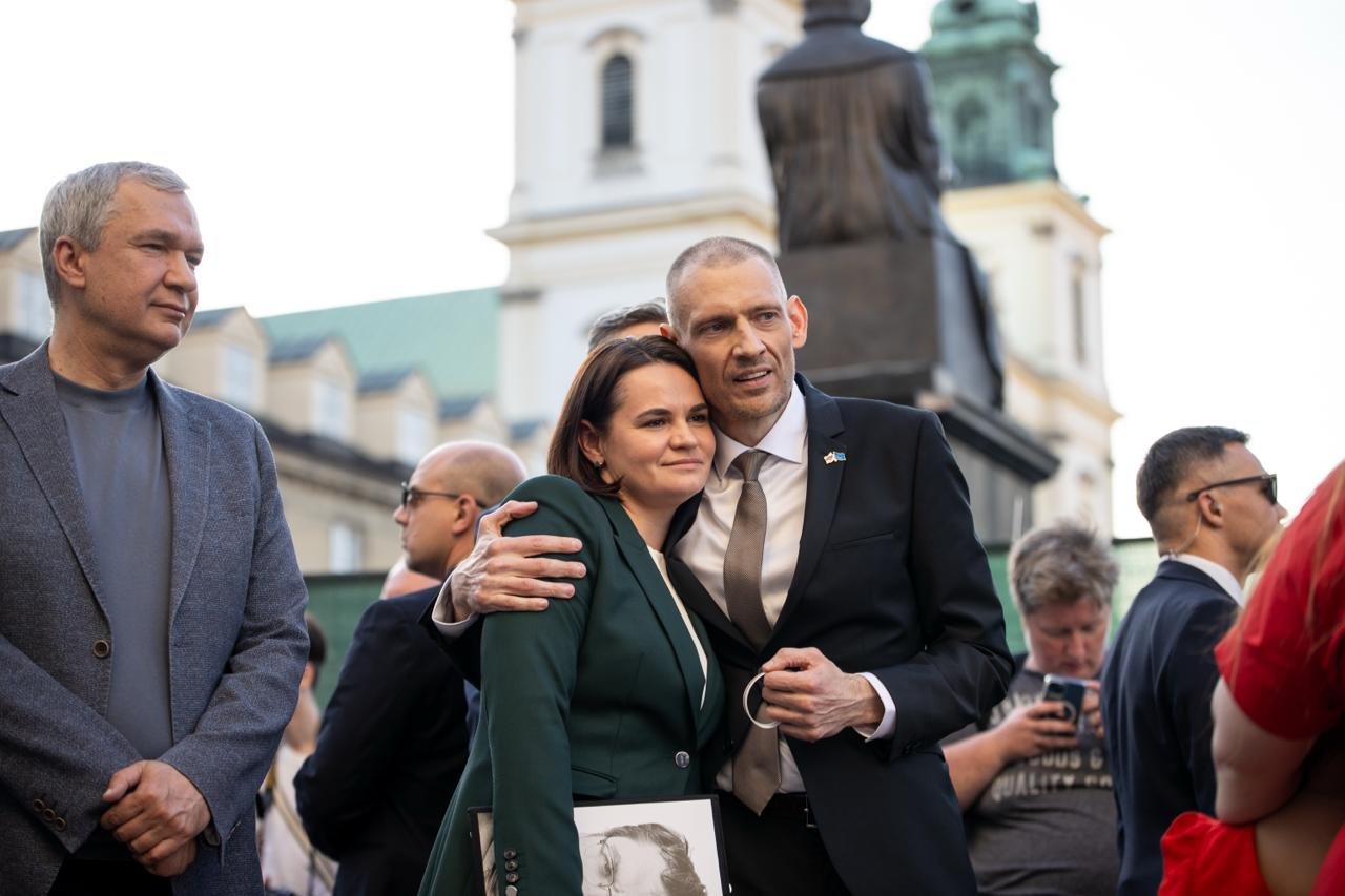 “Let’s stand together!” Sviatlana Tsikhanouskaya and Siarhei Tsikhanouski spoke at a solidarity rally in Warsaw