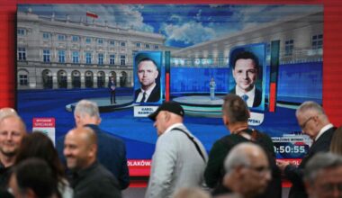 Präsidentenwahl in Polen: Erste Prognose zeigt Kopf-an-Kopf-Rennen